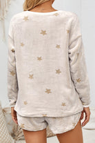 Women's cozy star-print lounge set with long-sleeve top and matching shorts, featuring soft beige fabric with gold stars and an adjustable satin ribbon tie. Perfect for stylish loungewear or sleepwear, ideal for young women looking for cute and comfortable at-home outfits or giftable sets.